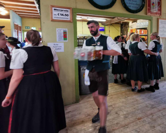 图：2023慕尼黑啤酒节上忙碌的服务生