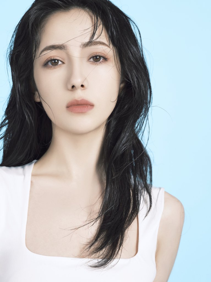 汇聚星娱乐演员阿依夏秋分写真释出极简风穿搭回归本真