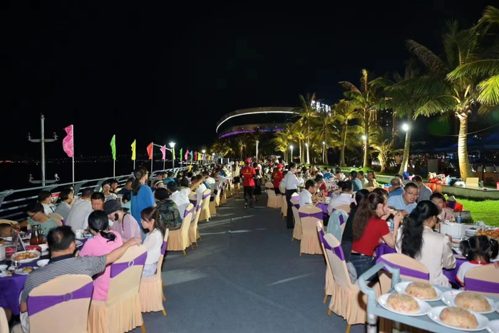 千人共享海鲜美食盛宴。