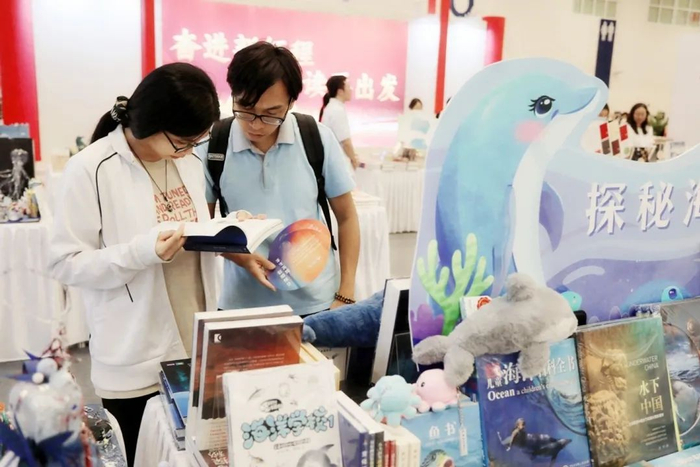 市民在读书月期间选购图书。 程霖 摄