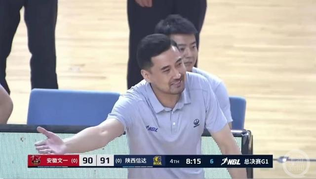 ▲陕西信达教练对比赛判罚不满。
