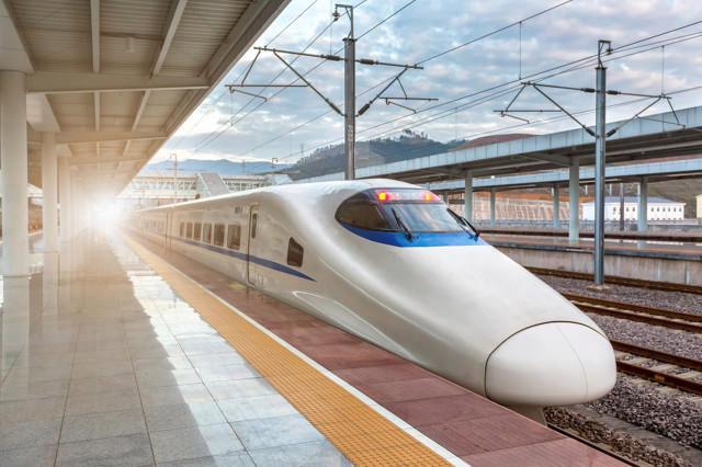 ▲和谐号高铁动车组列车进站 据图虫创意