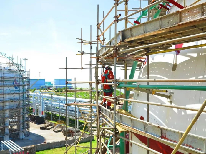 工作人员检查球罐。中海油高栏终端供图