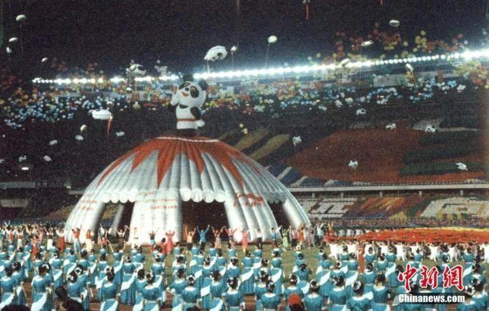   资料图：第11届亚运会于1990年9月22日在北京举行开幕式，这是中国第一次举办综合性国际体育大赛。中新社记者 舒元成 摄