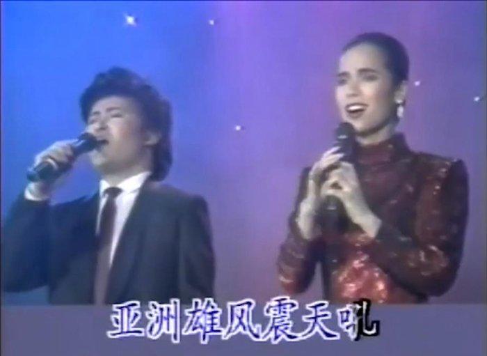   歌手刘欢、韦唯唱响《亚洲雄风》。来源：视频截图