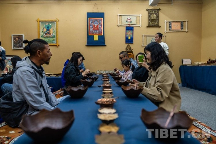 图为体验者在雪堆白体验藏香制作