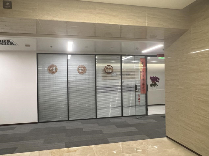 （电梯间两头的开心汽车和步甲汽车，财联社记者摄）