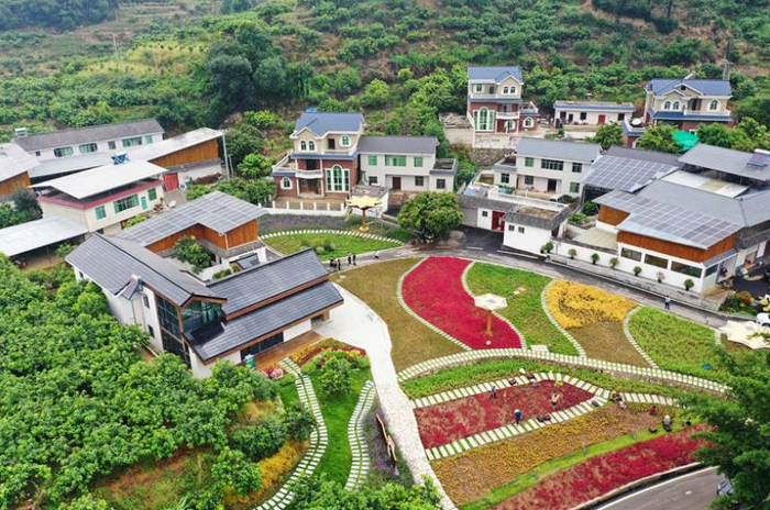 在混撒拉村，分布式光伏发电板随处可见。受访者供图