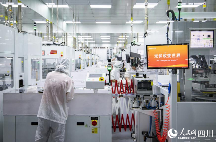 通威太阳能眉山基地高效晶硅电池生产车间。人民网 赵祖乐摄