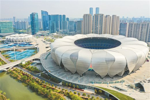 这是2022年3月30日拍摄的杭州奥体中心体育场（右）和杭州奥体中心网球中心（无人机照片）。 新华社记者 黄宗治 摄
