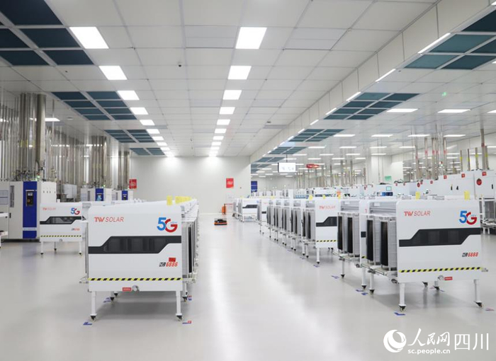通威太阳能金堂基地5G智能制造生产车间。人民网 赵祖乐摄