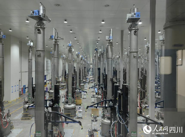 京运通单晶拉棒生产车间。人民网 赵祖乐摄