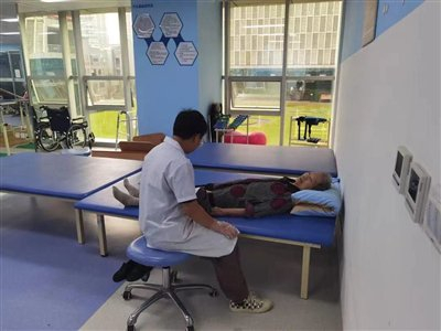 医生在给老人做按摩