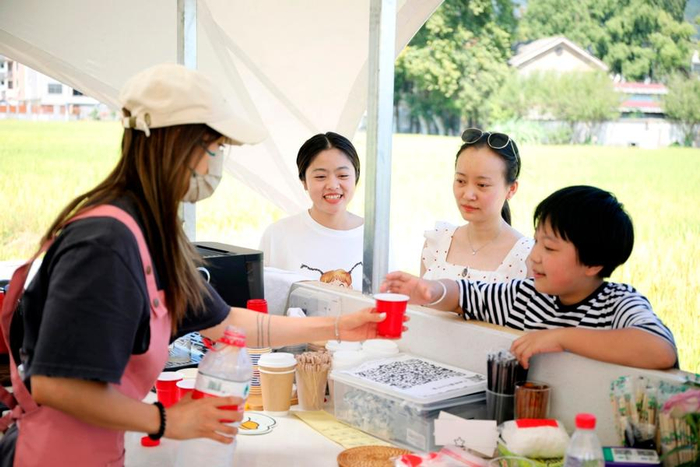 浙江省杭州市桐庐县桐君街道梅蓉村，游客在稻田奶茶店喝茶、休憩。（图片由CNSPHOTO提供）