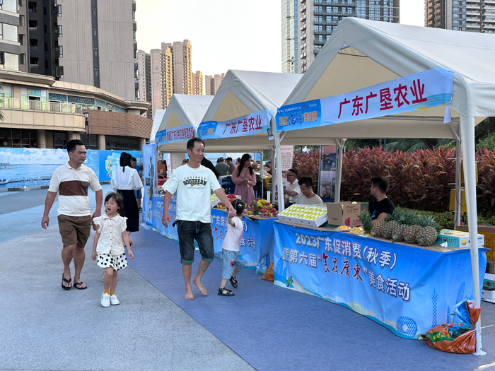 市民逛展示摊位。