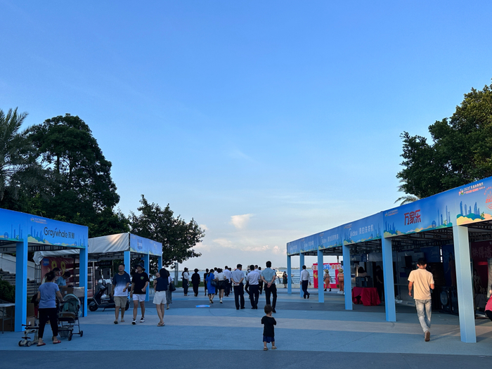 市民逛展示摊位。