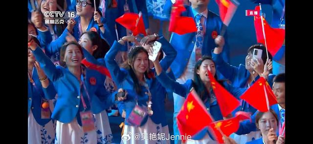 ▲吴艳妮从杭州亚运会开幕式现场“发来一颗心”。图/吴艳妮微博