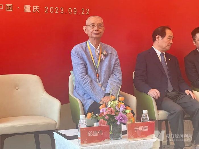 尹明善出席渝园开业仪式，接受媒体采访 每经记者 鄢银婵 摄