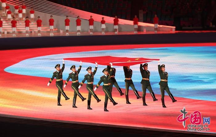 9月23日晚，杭州第19届亚洲运动会开幕式在杭州奥体中心体育场举行。图为中华人民共和国国旗入场。中国网记者 董宁摄影