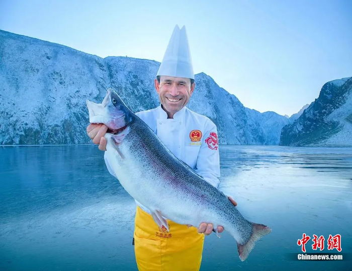 图片新疆尼勒克县优质的冰川活水滋养出的三文鱼口感鲜香、甜美。新疆尼勒克县委宣传部供图