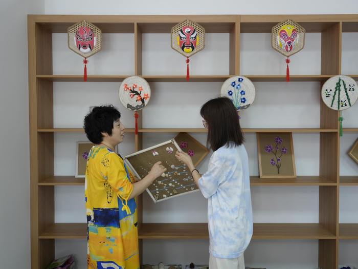 董雪琴向记者介绍自己制作的手工艺品。记者 王洪旭 摄