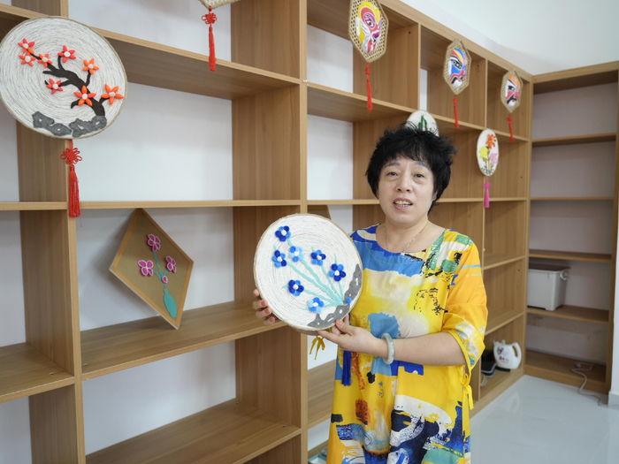 董雪琴用废旧材料制作手工艺品。记者 王洪旭 摄