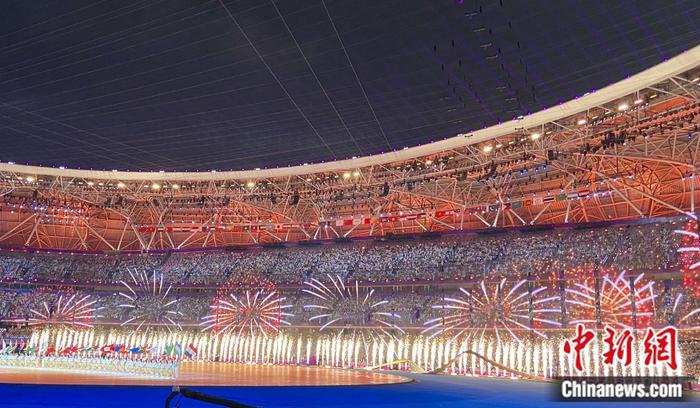 杭州亚运会开幕式现场点燃数字烟花。项菁 摄