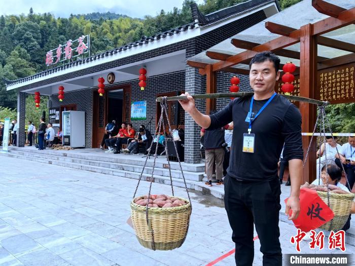 体验丰收喜悦。胡传林 摄