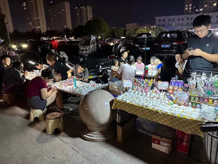 张宁人气爆满的摊位。图 / 受访者提供