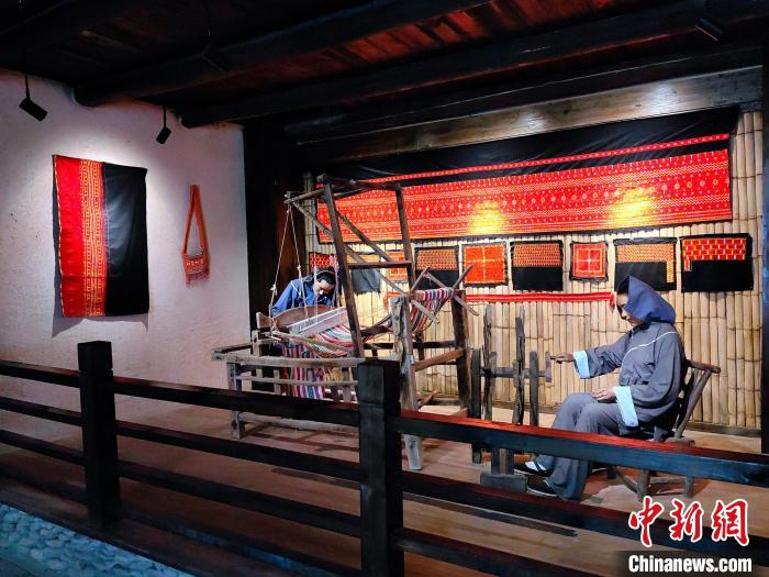古瑶织锦展示。胡传林 摄