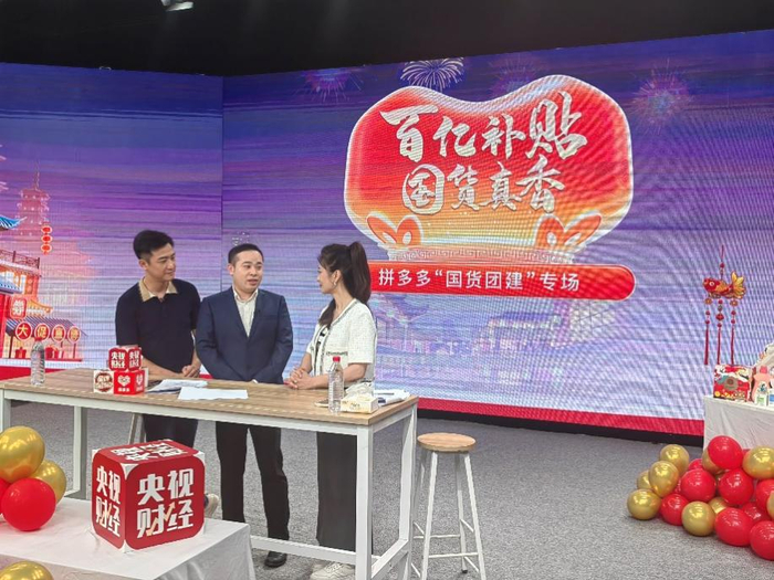 ▲杭州孔凤春化妆品股份有限公司CEO 赵之甲介绍企业百年史 （王欣 摄）