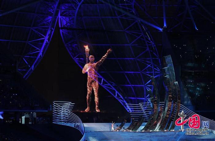 9月23日晚，杭州第19届亚洲运动会开幕式在杭州奥体中心体育场举行。图为“数字火炬手”点燃主火炬。中国网记者 董宁摄影