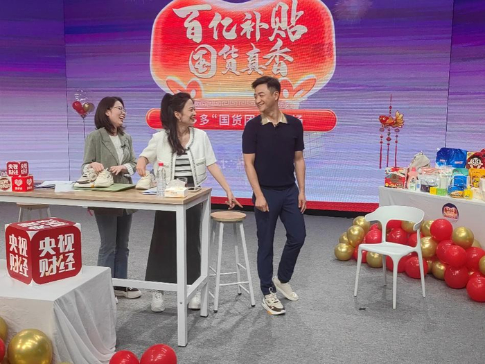 ▲总台央视主持人周运试穿361°热销运动鞋 （王欣 摄）