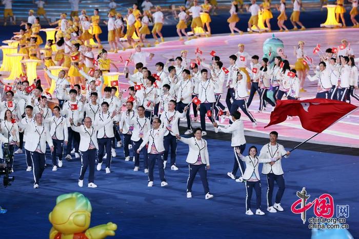 9月23日晚，杭州第19届亚洲运动会开幕式在杭州奥体中心体育场举行。图为中国香港代表团入场。中国网记者 董宁摄影
