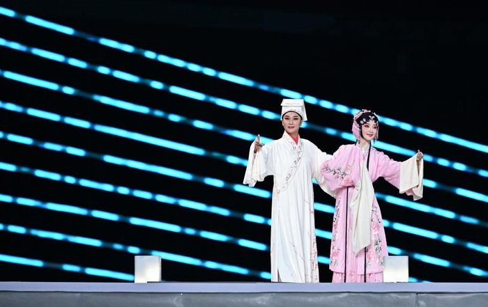 9月23日，演员在开幕式上表演。新华社记者 李一博 摄