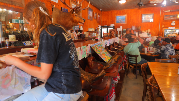 班德拉小镇上的一家餐馆，柜台前的座位是马鞍座形状。