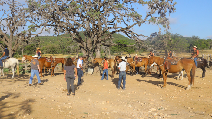 在迪克西杜德牧场准备骑乘的游客。