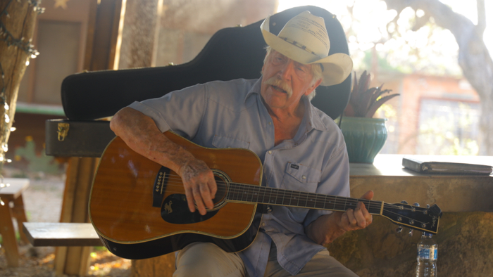 在迪克西杜德牧场演唱牛仔歌曲的音乐家卢·皮尤特尔鲍。