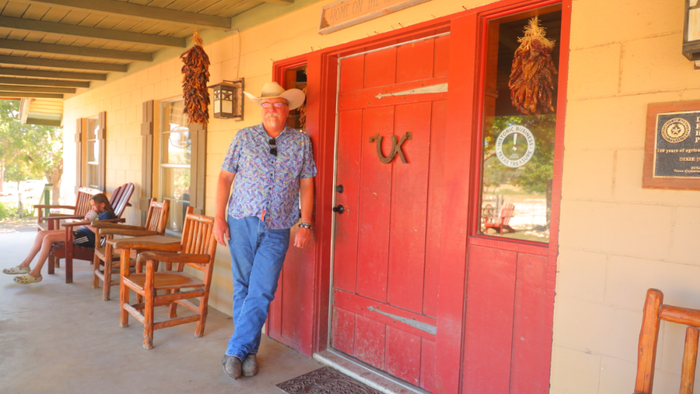 迪克西杜德牧场主克莱·康诺利（右）。