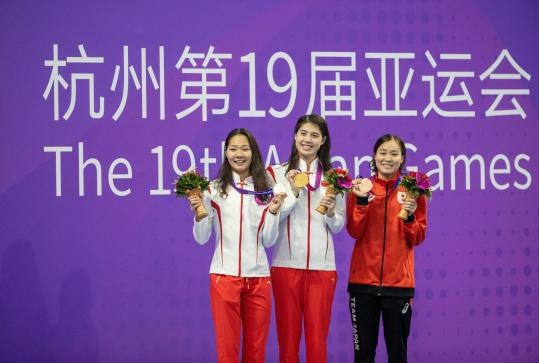 左一为俞李妍。