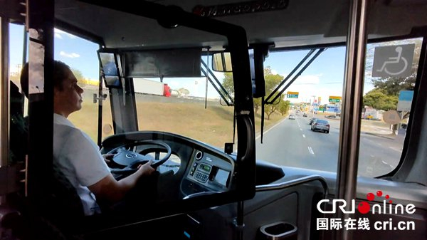 绿线巴士司机罗德里戈在驾驶当中
