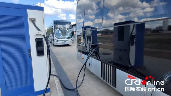 “绿线”比亚迪电动大巴正在充电