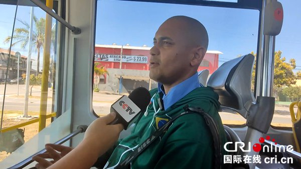 乘客瓦尔迪尔是“绿线”电动巴士的拥趸