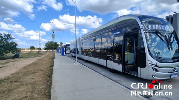 “绿线”比亚迪电动大巴外观