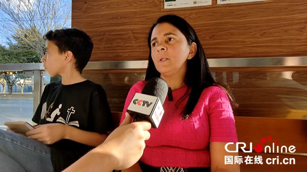 乘客伊莱恩在候车时接受采访