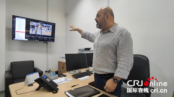 圣若泽-杜斯坎普斯市交通局局长罗查在办公室接受采访