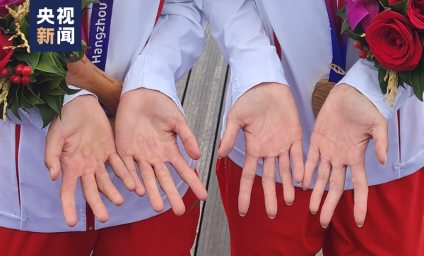 △邱秀萍（图左）和邹佳琪