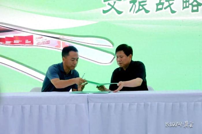 固安县与北京市大兴区签订战略合作协议。