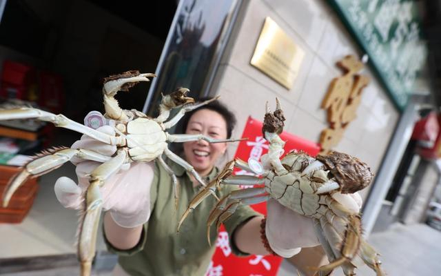 店主展示新鲜上市的阳澄湖大闸蟹。受访者供图