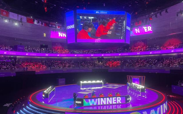 半决赛首场对局，中国队以一波团战终结比赛。 新京报记者 赵雪 摄